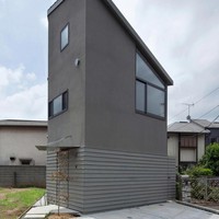 Rumah unik yang satu ini dari luarnya terlihat kecil dan minimalis, tetapi kamu mungkin tidak akan menyangka bagian dalamnya. Foto: dok. Masayoshi Ishii