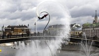 Para Flyboarder juga memamerkan keahlian mereka.  