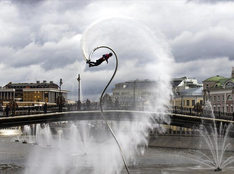 Aksi Keren Peselancar di Festival Surfing Rusia