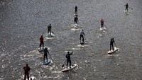 Sebanyak 40 peselancar SUP profesional dan 100 peselancar amatir berkompetisi di Sungai Moskow.  
