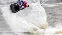 Mikhail Yershov, dari Rusia tampil dengan skuter air di Festival Selancar SUP Rusia.  