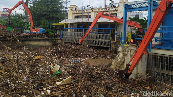 Sampah di Pintu Air Manggarai, Jakarta Pusat