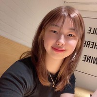 Seo Ji Yeon jadi perhatian netizen terutama fans BTS karena dikabarkan punya hubungan darah dengan RM BTS. Sempat menutupi fakta tersebut dari publik, beberapa waktu lalu wanita berwajah imut tersebut pun sudah mengonfirmasinya. Foto: Instagram @jiyeon.s_0