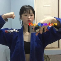 Aku secara sengaja tidak membicarakannya sebelumnya karena takut menyinggung Army tapi aku bangga punya sepupu yang terkenal di seluruh dunia. Aku akan bekerja keras untuk menjaga reputasi dari menjadi sepupu RM lalu menjadi petarung yang hebat, ungkapnya. Foto: Instagram @jiyeon.s_0