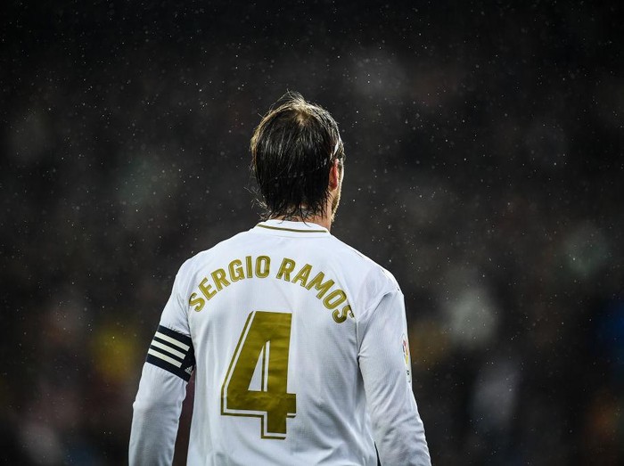 MADRID, SPAIN - MARCH 01: Sergio Ramos of Real Madrid CF runs with the ball during the Liga match between Real Madrid CF and FC Barcelona at Estadio Santiago Bernabeu on March 01, 2020 in Madrid, Spain. (Photo by David Ramos/Getty Images)