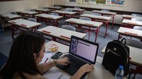 Sementara itu, pendidikan untuk siswa dari kelas yang lebih tinggi akan dilanjutkan secara online.  