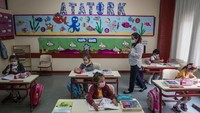 Pembukaan sekolah juga dilakukan dengan protokol kesehatan yang ketat.  