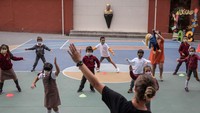 Saat ini kelas yang diberikan kepada para siswa hanya lima jam pelajaran dengan durasi 30 menit dan 10 menit istirahat.  