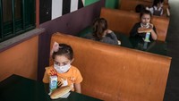 Namun, jika orang tua ragu dengan keselamatan anak-anak mereka, kehadiran di sekolah tidak akan menjadi hal wajib dan dapat memilih sekolah secara daring.  