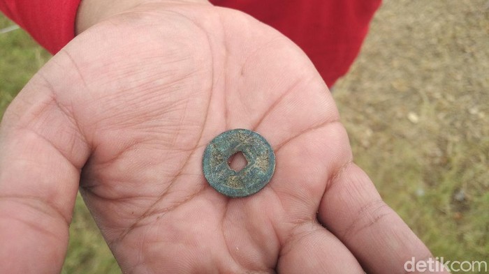 Di hari kedua ekskavasi Situs Candi Patakan, BPCB Trowulan Jatim mendapat sejumlah temuan lepas. Temuan lepas tersebut di antaranya koin uang kepeng dan pasak batu.