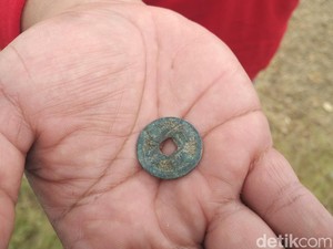 Koin Abad 10 dan Pasak Batu Ditemukan di Situs Candi Patakan Lamongan