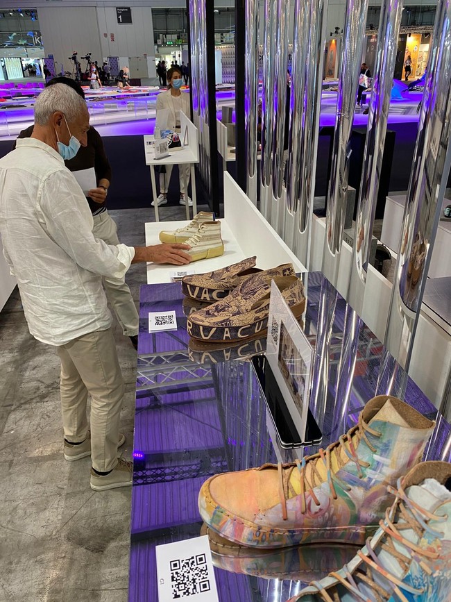 Menyusul kesuksesan tersebut, Pijakbumi diundang kembali untuk ambil bagian di MICAM 2020 periode 20-23 September. Dalam kesempatan tersebut, Pijakbumi meluncurkan dan menampilkan desain sepatu terbaru dari koleksi Atlas Sneakers. Koleksi ini terbuat dari 90 persen tumbuhan (plant-based), seperti serat-serat natural, dengan aksen yang terbuat dari tenun eceng gondok. Alasnya sendiri terbuat dari bahan karet alami. (Foto: Dok. KBRI Roma)