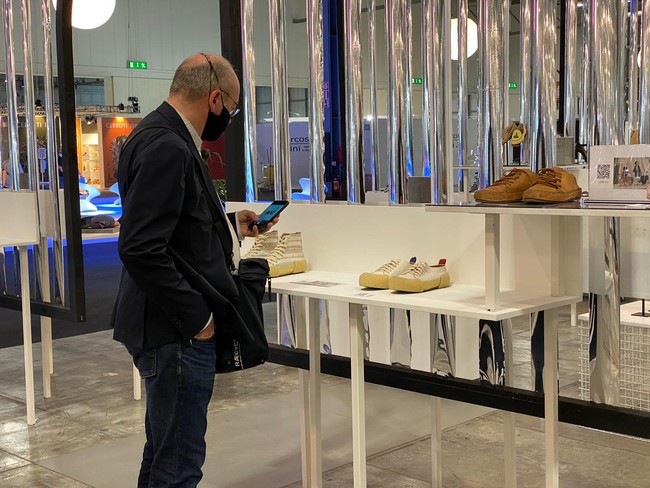 Berdiri sejak 2016, Pijakbumi mengusung konsep produk sepatu yang sustainable atau ramah lingkungan dalam garis desain yang kekinian. DNA merek tersebut rupanya mendapat perhatian dari penyelenggara MICAM, sebuah pameran sepatu terbesar berskala internasional yang rutin digelar dua kali setahun di Milan, Italia. Pijakbumi lantas mendapat kesempatan untuk memamerkan produk mereka di MICAM 2020 awal tahun ini. Pameran perdana mereka di MICAM mendapat sambutan positif dari pengunjung dan buyers. (Foto: Dok. KBRI Roma)