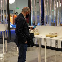 Berdiri sejak 2016, Pijakbumi mengusung konsep produk sepatu yang sustainable atau ramah lingkungan dalam garis desain yang kekinian. DNA merek tersebut rupanya mendapat perhatian dari penyelenggara MICAM, sebuah pameran sepatu terbesar berskala internasional yang rutin digelar dua kali setahun di Milan, Italia. Pijakbumi lantas mendapat kesempatan untuk memamerkan produk mereka di MICAM 2020 awal tahun ini. Pameran perdana mereka di MICAM mendapat sambutan positif dari pengunjung dan buyers. (Foto: Dok. KBRI Roma)