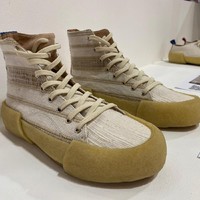 Ini mungkin pertama di dunia, karena bahan ini lebih lumrah untuk kain pakaian. Entah itu baju atau outerwear, sudah cukup banyak. Namun di sepatu, sejauh ini kami belum pernah melihat. Correct me if Im wrong, ungkap Rowland Asfales, pendiri dan desainer Pijakbumi kepada Wolipop detikcom, Rabu (23/9/2020). (Foto: Dok. KBRI Roma)
