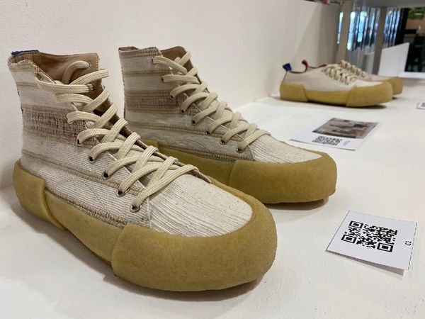 Foto: Sneakers Eceng Gondok Pekalongan, Mendunia Sampai ke Italia dan Swiss