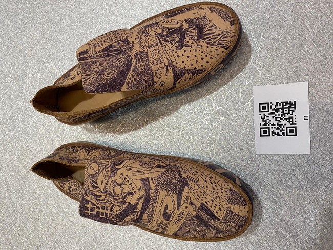 Sebenarnya, ini adalah penyempurnaan dari koleksi Atlas Sneakers sebelumnya di MICAM pertama kami. Kali ini, dibuat lebih ramah lingkungan. Bagian yang tadinya terbuat dari polyester, kami ganti dengan material serat tanaman, ungkap alumnus Fakultas Seni Rupa dan Desain (FSRD) ITB tersebut. (Foto: Dok. KBRI Roma)