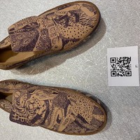 Sebenarnya, ini adalah penyempurnaan dari koleksi Atlas Sneakers sebelumnya di MICAM pertama kami. Kali ini, dibuat lebih ramah lingkungan. Bagian yang tadinya terbuat dari polyester, kami ganti dengan material serat tanaman, ungkap alumnus Fakultas Seni Rupa dan Desain (FSRD) ITB tersebut. (Foto: Dok. KBRI Roma)