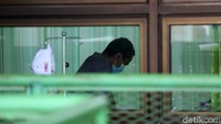 Menurut petugas, stadion itu telah diisi oleh 9 warga berstatus orang tanpa gejala (OTG).