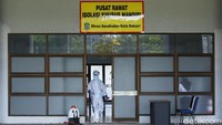 Tim medis juga mulai terlihat sibuk dengan pekerjaannya untuk menyembuhkan pasien.