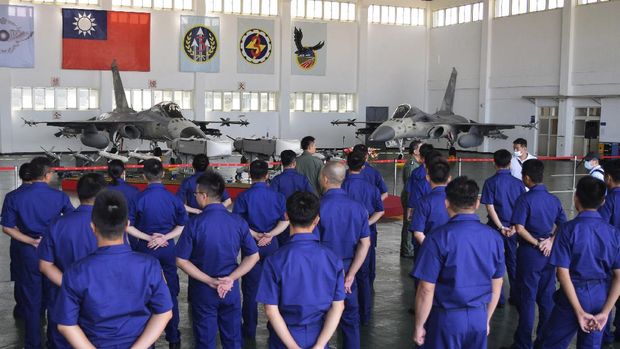 Taiwanese airmen gather during a visit by Taiwan President Tsai Ing-wen to the Penghu Magong military air base in outlying Penghu Island, Taiwan Tuesday, Sept. 22, 2020. Tsai visited the military base on one of Taiwan’s outlying islands Tuesday in a display of resolve following a recent show of force by rival China.  (AP Photo/Wu Huizhong)
