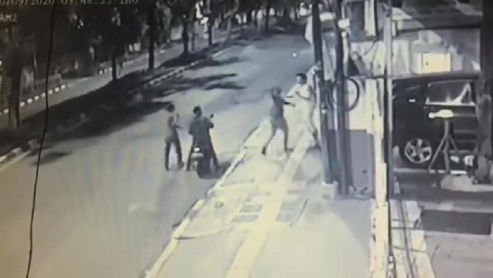 Tangkapan Layar CCTV Pejalan Kaki Dibegal oleh 3 Orang di Kemayoran Jakpus