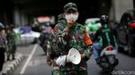 Terjaring Razia Masker di Blok M, Dua Pemuda Dihukum Sapu Jalan