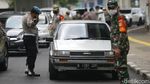 Terjaring Razia Masker di Blok M, Dua Pemuda Dihukum Sapu Jalan