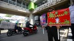 Terjaring Razia Masker di Blok M, Dua Pemuda Dihukum Sapu Jalan