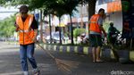 Terjaring Razia Masker di Blok M, Dua Pemuda Dihukum Sapu Jalan