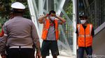 Terjaring Razia Masker di Blok M, Dua Pemuda Dihukum Sapu Jalan
