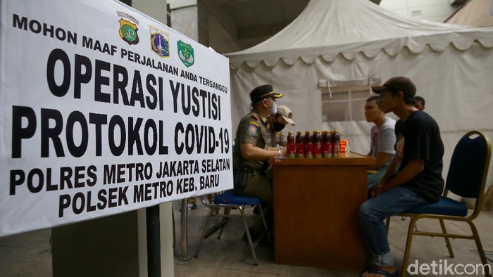 Terjaring Razia Masker di Blok M, Dua Pemuda Dihukum Sapu Jalan Operasi yustisi terkait penerapan protokol kesehatan terus digalakan di kawasan Ibu Kota. Sejumlah sanksi diberikan kepada warga yang abai protokol kesehatan.