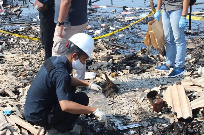 Tim Puslabfor Polri mengolah TKP kebakaran gudang kayu di Cilincing, Jakut