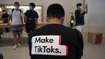 Presiden Amerika Serikat, Donald Trump, telah menyetujui perusahaan Oracle dan Walmart bermitra dengan aplikasi berbagi video viral TikTok di AS. Trump masih mengejar soal komposisi pembagian saham, dia ingin pihak Amerika dapat saham mayoritas. (AP Photo/Ng Han Guan)
