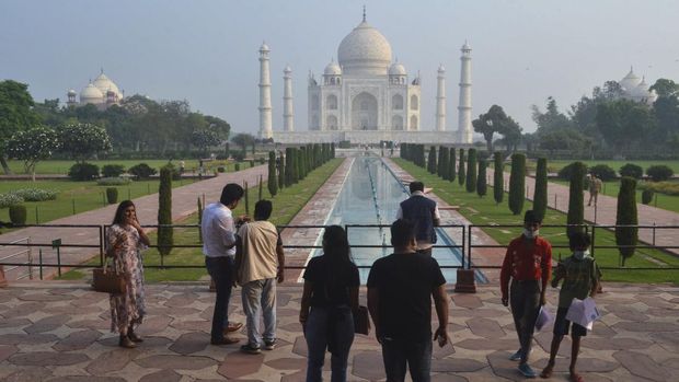 A paramilitary soldier wearing a mask stands guard as the Taj Mahal monument is reopened after being closed for more than six months due to the coronavirus pandemic in Agra, India, Monday, Sept.21, 2020. (AP Photo/Pawan Sharma)