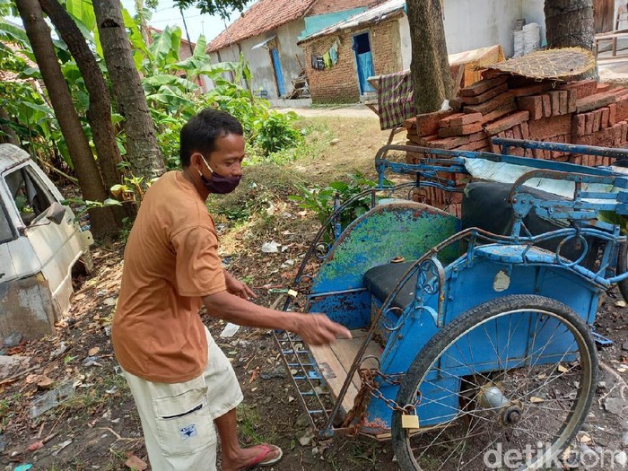 Warga menunjukkan becak S yang digembok di Kota Tegal, Selasa (22/9/2020).