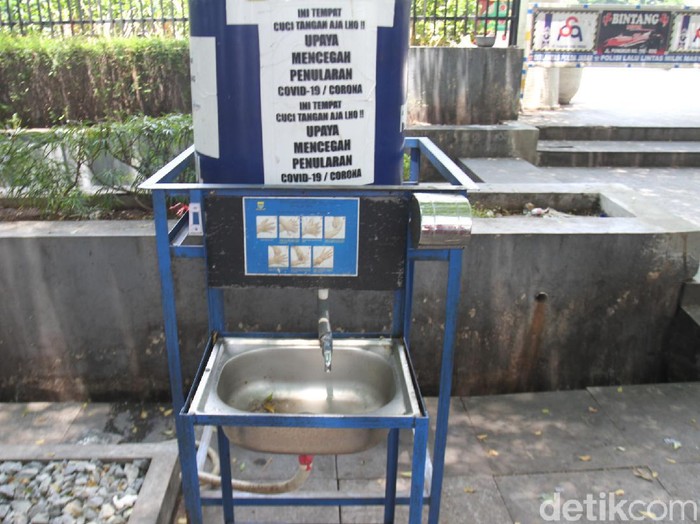 Wastafel di Alun-alun Bandung tidak terawat.