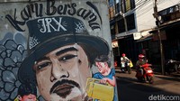 Mural itu tepatnya menghiasi tiang penyangga jalan layang di Jl Cipulir, Kebayoran Lama, Jakarta Selatan.