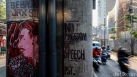 Selain menggambarkan soso Jerinx, mural itu juga dihiasi dengan kalimat Bebaskan JRX SID serta No Freedom of Speech.