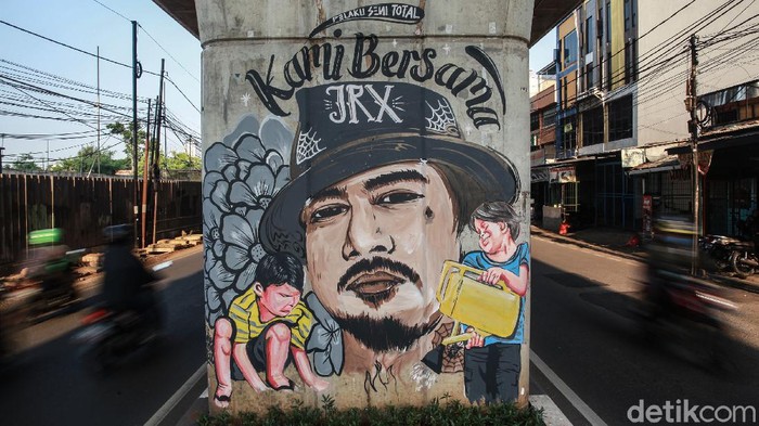 Ada Mural Dukungan untuk Jerinx SID Mejeng di Ibu Kota Mural bergambar Jerinx SID hiasi salah satu sudut jalan di Jakarta. Mural itu dibuat untuk dukung Jerinx yang tengah hadapi kasus dugaan ujaran kebencian.