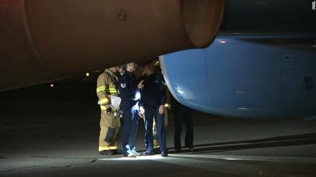 Air Force Two, kode pesawat yang digunakan Wakil Presiden AS Mike Pence harus melakukan pendaratan darurat setelah menabrak burung. Insiden ini terjadi pada Selasa.