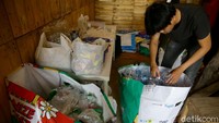 Angga Wijaya memulai daur ulang plastik ini sejak bulan Juli lalu.