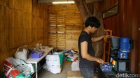 Daur ulang sampah ini dimulai karena kegelisahannya terhadap limbah sampah plastik yang ia liat di lingkungan sekitarnya.