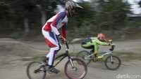 Selain menjadi salah satu kegiatan untuk berolahraga, berlatih sepeda BMX Cross juga dilakukan untuk mengasah kemampuan anak-anak tersebut.
