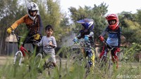 Berlatih sepeda BMX Cross jadi salah satu kegiatan yang paling dinanti anak-anak tersebut saat sore hari.