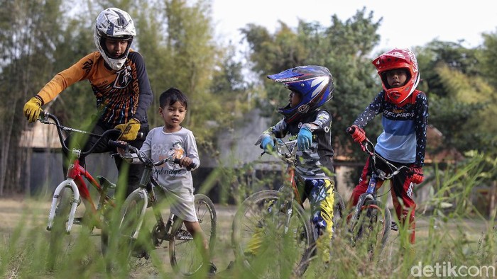Aksi Pebalap Cilik Berlatih Sepeda BMX di Yogyakarta Anak-anak di Yogyakarta manfaatkan waktu sore hari untuk berlatih sepeda BMX Cross. Selain menjadi kegiatan olahraga, latihan itu juga dapat mengasah kemampuan mereka