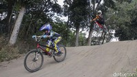 Sejumlah anak berlatih sepeda BMX Cross di arena BMX Condongcatur, Sleman, Yogyakarta, Rabu (23/9/2020).
