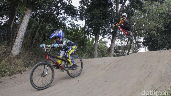 Anak-anak di Yogyakarta manfaatkan waktu sore hari untuk berlatih sepeda BMX Cross. Selain menjadi kegiatan olahraga, latihan itu juga dapat mengasah kemampuan mereka