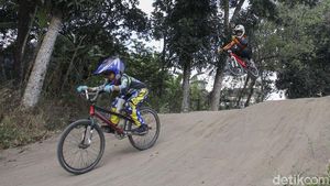Aksi Pebalap Cilik Berlatih Sepeda BMX di Yogyakarta