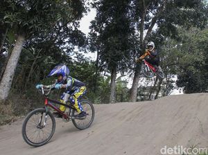 Aksi Pebalap Cilik Berlatih Sepeda BMX di Yogyakarta